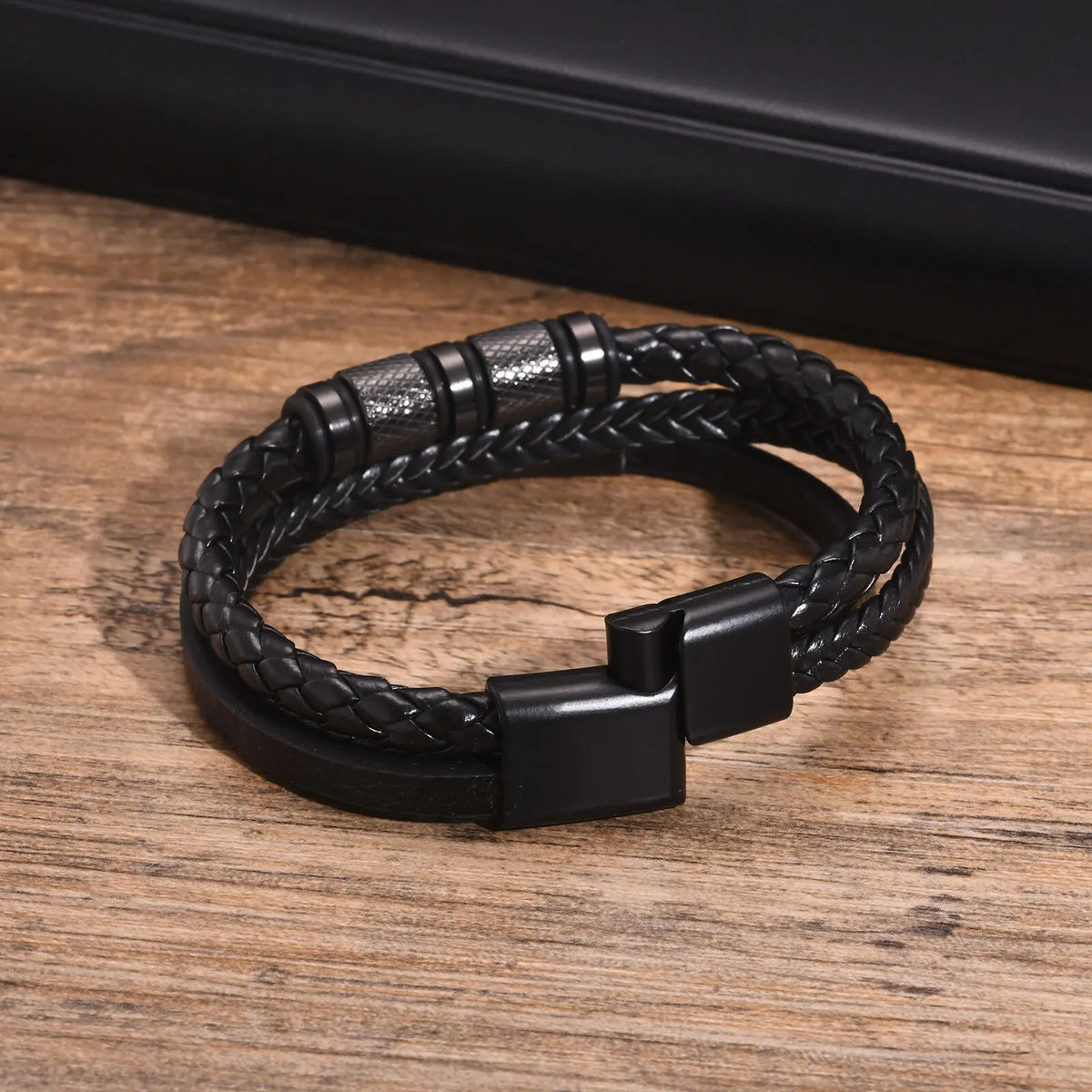Magnetic clasp of the braided leather bracelet