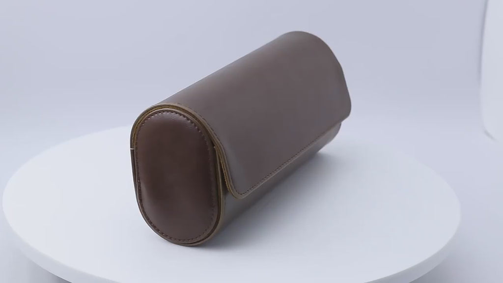 Video: the Popayán watch roll opened, a watch removed from its pillow, and the roll closed